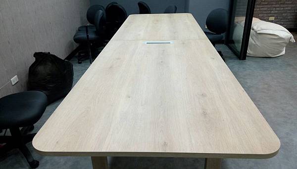 高雄辦公室 入口左側會議空間