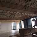 廚房與客廳結構樑天花板角材包覆施工
