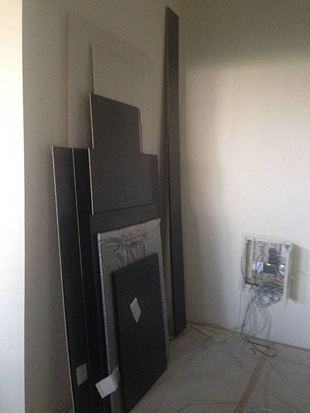 惠宇新觀A戶 系統櫃板材到貨 組裝工程進行中.jpg