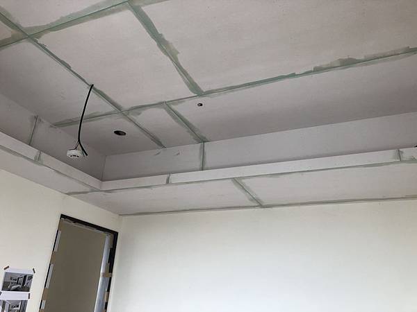 國泰頤湖苑 小孩房天花板批AB膠施工待乾後批土施工.jpg 國泰頤湖苑 小孩房天花板批AB膠施工待乾後批土施工.jpg