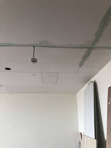 國泰頤湖苑 主臥室油漆批AB膠施工中.jpg 國泰頤湖苑 主臥室油漆批AB膠施工中.jpg