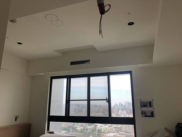 國泰頤湖苑 小孩房空間天花板挖孔處待油漆批土施工.jpg 國泰頤湖苑 小孩房空間天花板挖孔處待油漆批土施工.jpg