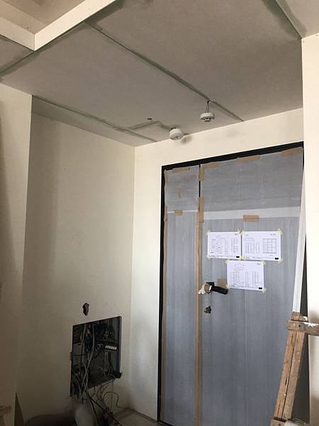 國泰頤湖苑 玄關空間天花板油漆批AB膠施工.jpg