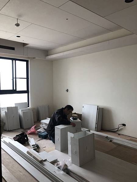 國泰頤湖苑 系統櫃板材抽屜組裝施工.jpg 國泰頤湖苑 系統櫃板材抽屜組裝施工.jpg