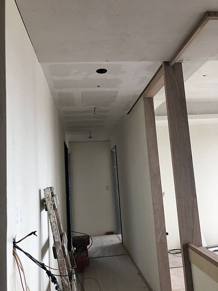 國泰頤湖苑 走道空間天花板批土施工完成.jpg 國泰頤湖苑 走道空間天花板批土施工完成.jpg