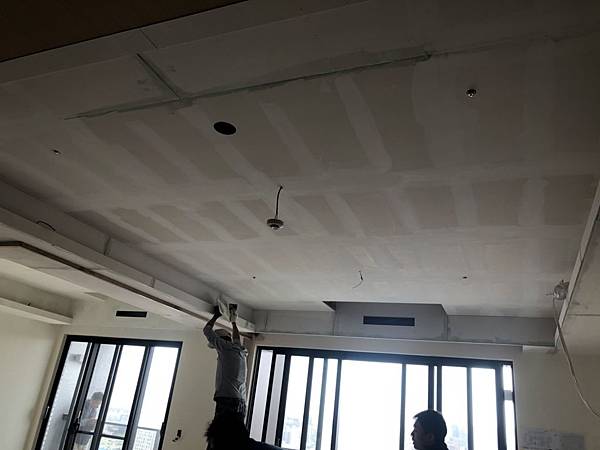 國泰頤湖苑 客廳空間天花板批土施工 (2).jpg