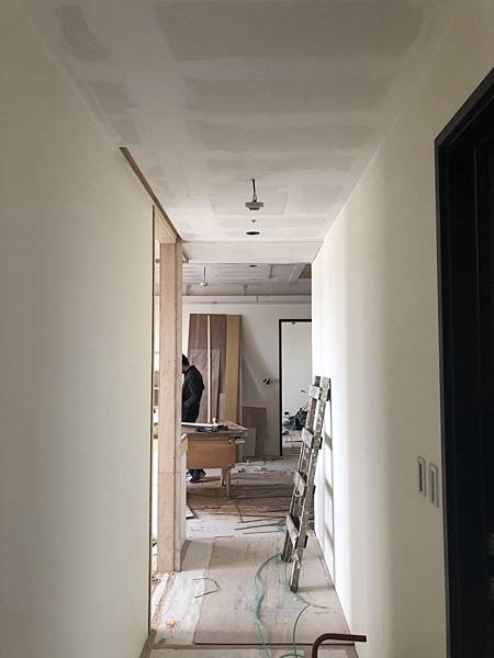 國泰頤湖苑 走到天花板油漆批土施工待乾燥.jpg