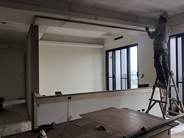 國泰頤湖苑 客廳空間天花板油漆批土施工中.jpg