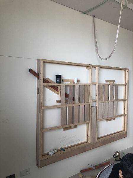 國泰頤湖苑 客廳空間電視牆木作角材結構施工完成 (1).jpg 國泰頤湖苑 客廳空間電視牆木作角材結構施工完成 (1).jpg