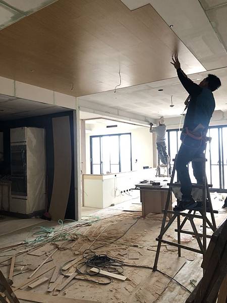 國泰頤湖苑 餐廳空間天花板貼附木皮版施工中.jpg 國泰頤湖苑 餐廳空間天花板貼附木皮版施工中.jpg
