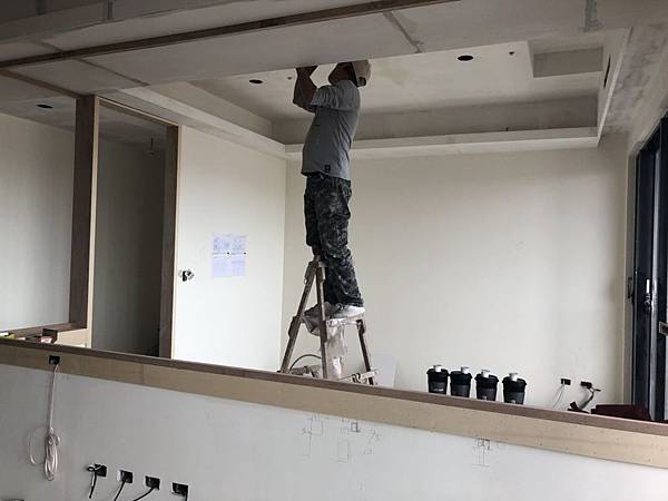 國泰頤湖苑 書房空間天花板油漆批土施工中.jpg
