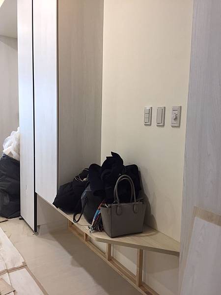 國泰建設 玄關空間系統收納櫃下方木作角材支撐結構待封板施工.jpg