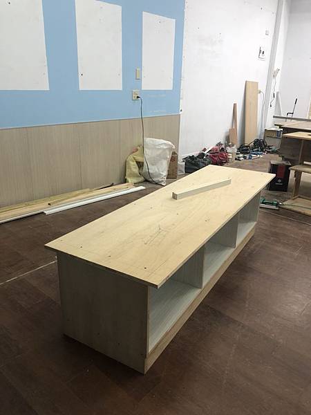 梧棲幼兒園 三樓教室木作操作桌施工中 (1).jpg 梧棲幼兒園 三樓教室木作操作桌施工中 (1).jpg