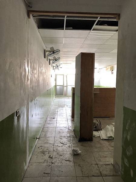 梧棲幼兒園 三樓教室原有門片及櫃體拆除完成.jpg 梧棲幼兒園 三樓教室原有門片及櫃體拆除完成.jpg