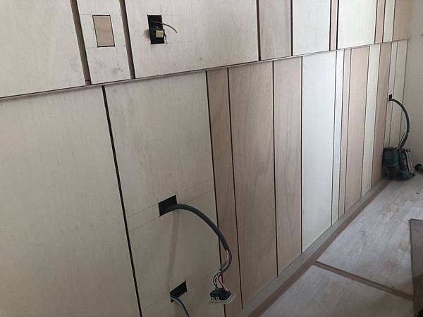 惠宇禮仁住宅設計 主臥室床頭背牆水電線路延伸施工完成.jpg