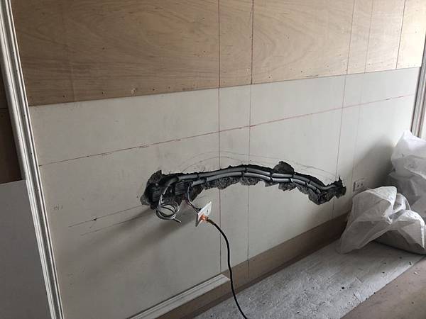 惠宇禮仁住宅設計 客廳空間沙發背牆水電線路打牆施工完成.jpg