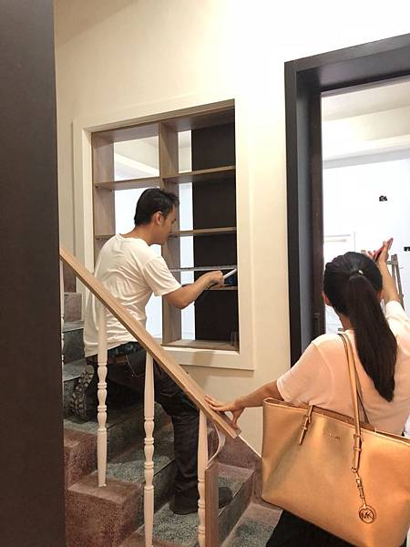 草屯老屋翻新 一樓層板櫃玻璃尺寸丈量中.jpg