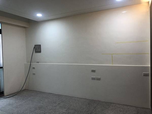 草屯老屋翻新 二樓主臥室床頭噴砂玻璃尺寸丈量.jpg