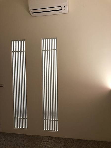 草屯舊屋翻新 二樓女孩房造型格柵噴砂玻璃安裝完成.jpg