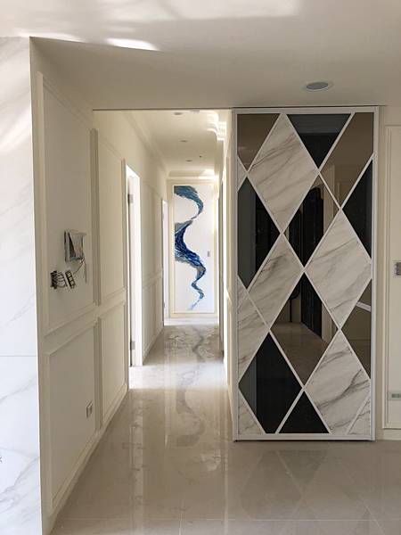 惠宇禮仁住宅設計 餐廳鋁框滑門玻璃及茶鏡貼附施工完成.jpg