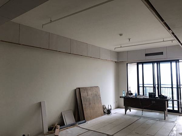 惠宇澄品住宅設計 客廳空間包樑處矽酸鈣封板施工 (2).jpg
