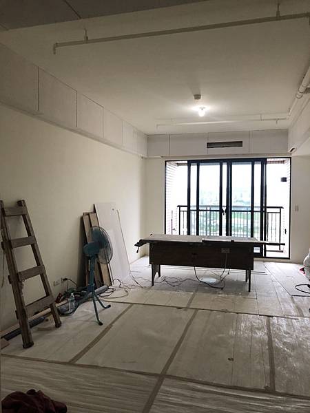 惠宇澄品住宅設計 客廳空間封板紀錄 待油漆進場施工.jpg