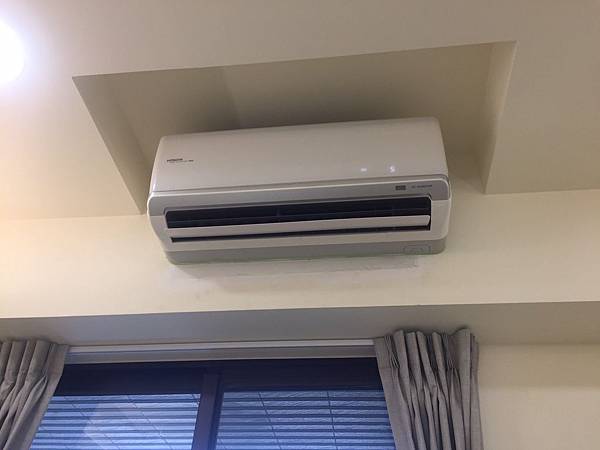 惠宇澄品住宅設計 次臥室空間冷氣補板處油漆批土施工紀錄.jpg