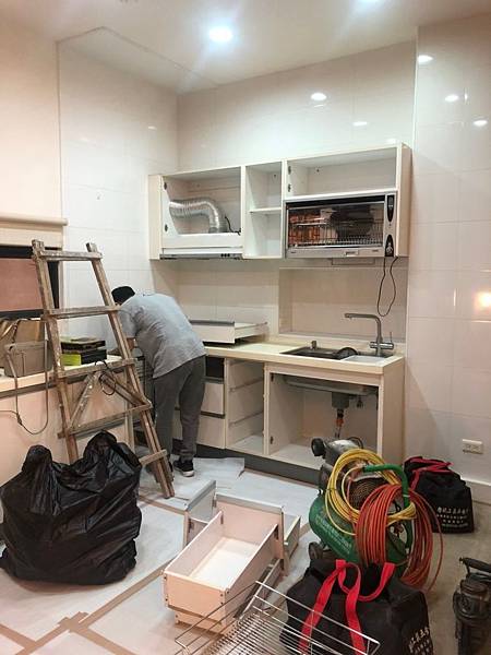 昌臨皇家舊屋翻新 一樓廚具拆除施工中.jpg