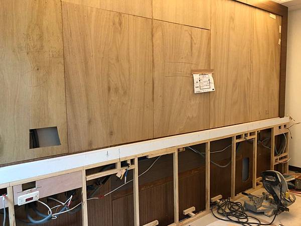 昌臨皇家舊屋翻新 主臥床頭背牆水電線路延伸施工紀錄.jpg