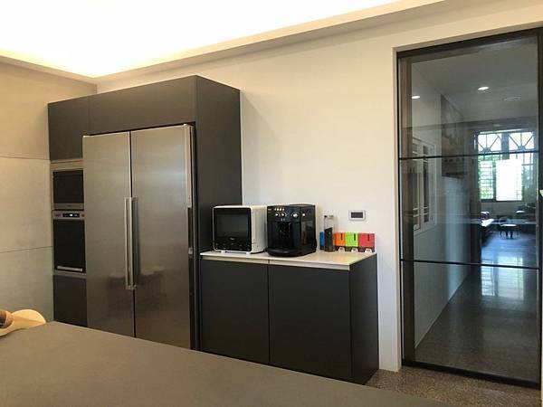 台中老屋翻新 鋁框門設計.jpg