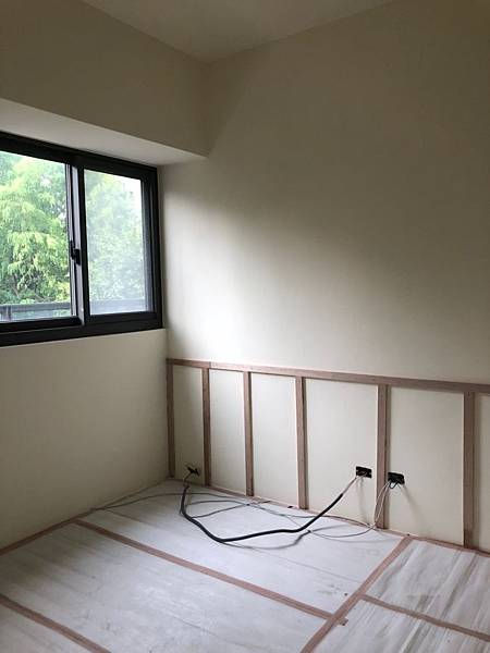 惠宇新觀室內設計 男孩房床側待系統板貼附施工.jpg