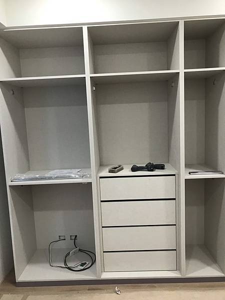 主臥室衣櫃系統櫃安裝.jpg
