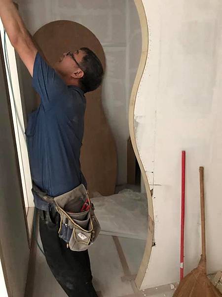 木作門框貼片施工中.jpg 木作門框貼片施工中.jpg