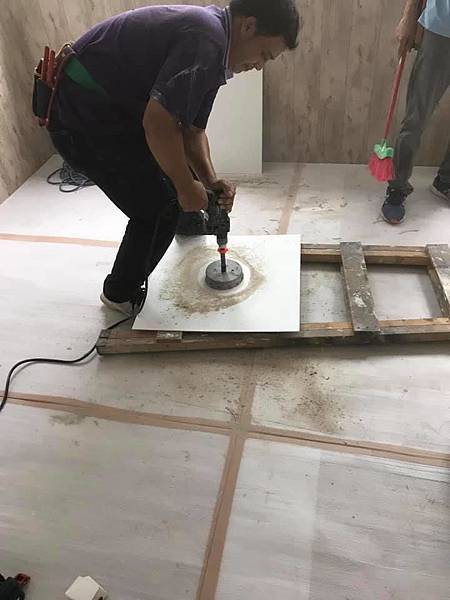 天花板燈具倒孔燈具定位施工.jpg 天花板燈具倒孔燈具定位施工.jpg