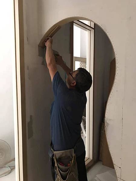 木作門框貼片施工中 (2).jpg 木作門框貼片施工中 (2).jpg