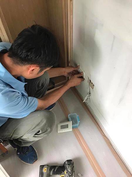 牆面插座定位安裝施工.jpg 牆面插座定位安裝施工.jpg