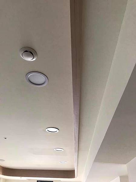 登陽川匯住宅設計 客廳造型天花板貼附木紋飾板.jpg 登陽川匯住宅設計 客廳造型天花板貼附木紋飾板.jpg