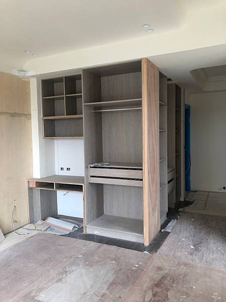 系統櫃結合木作邊框施工 (11).jpg
