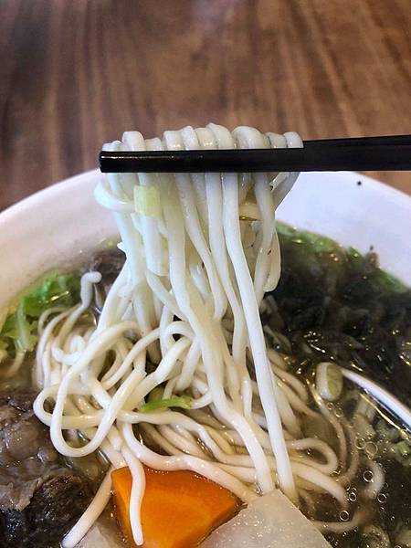 [食記] 桃園中壢青埔美食-脂硯齋牛肉麵~燈光氣氛古色古香