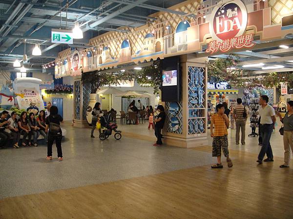 outlet  連結遊樂園