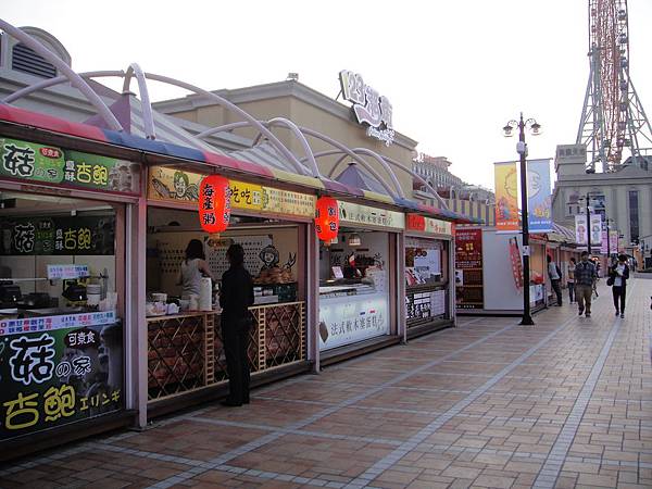 很多平價食品  1F室外
