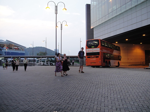 20100606PM0659本來想為各位介紹纜車旁就是巴士總戰結果無意拍到漏咖ㄝ.JPG