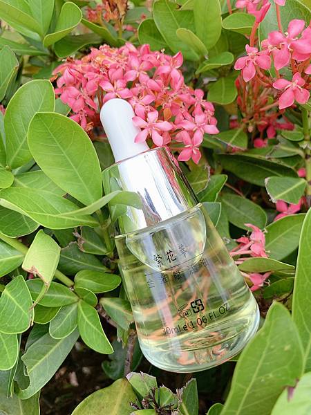 女人知己試用大隊,口碑行銷,部落客行銷,FLEUR CUI繁花萃 金萃賦活油,FLEUR CUI 金萃賦活油,繁花萃 金萃賦活油,小金瓶,舒緩疲倦的肌膚,臉部保養油,鎖水保濕,撫平細紋,天然精油香氣，可紓緩壓力,防止肌膚老化