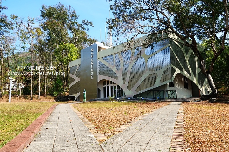 【南投草屯】毓繡美術館｜山林裡的絕美藝術館，2016年台灣建築獎首獎，第一間當代寫實藝術美術館，採預約制，草屯一日遊！