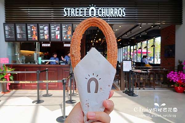 台中東區 Street Churros 韓國超人氣吉拿棒 台中限定瑪斯卡邦起司阿啾 起司做的霜淇淋配上小吉拿圈 可愛又好吃 台中秀泰影城店 Cindy的秘密花園