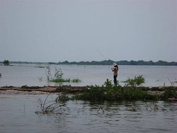 87這小女生可是在釣魚阿.jpg