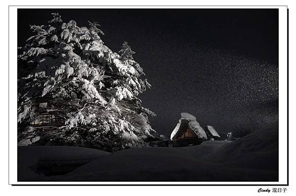 冬夜小屋靜靜獨立風雪中.jpg