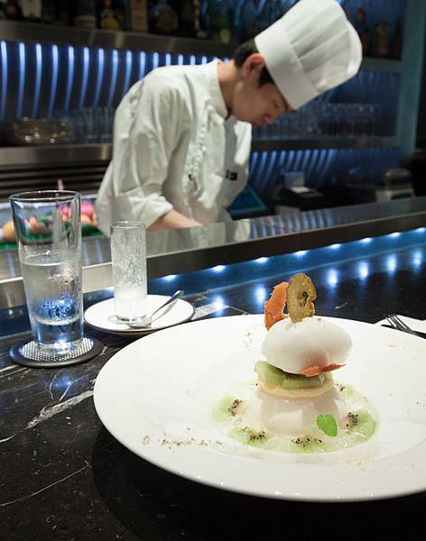 Toshi Yoroizuka 六本木 - 9