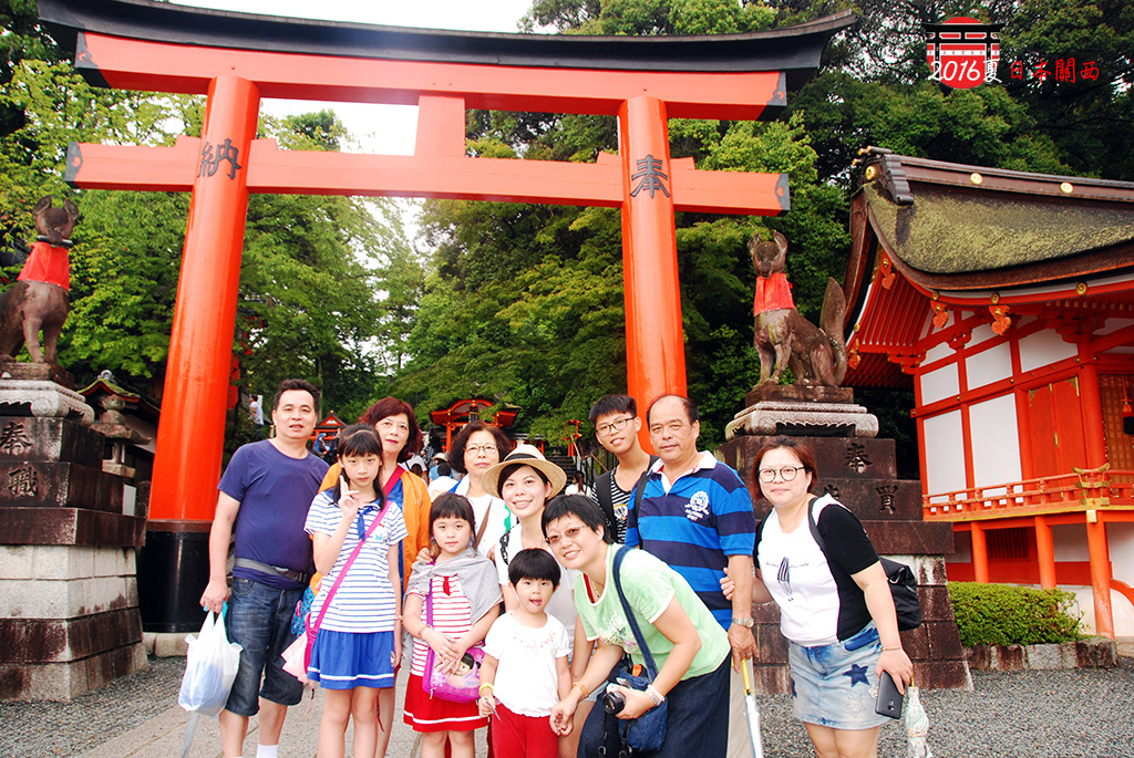 08-DAY2間歇雨中參觀紅通通的稻荷神社.jpg