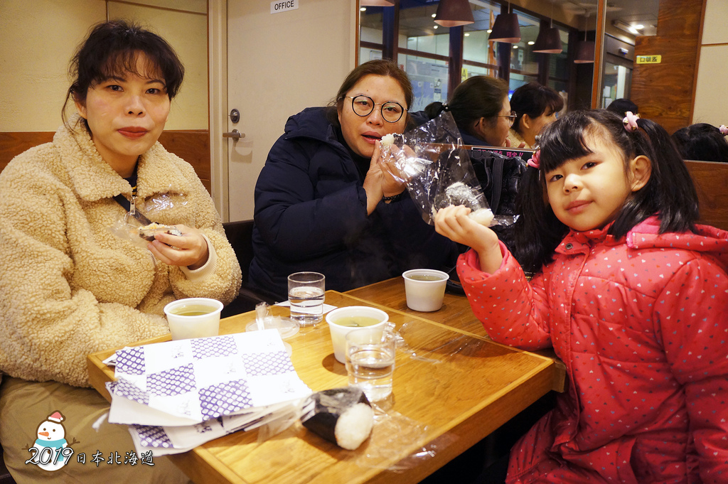 初春遊北海道06-第二天在札幌車站吃飯糰早餐.jpg